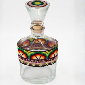 Decantador de cristal con arte huichol de chaquira hecho a mano, diseño exclusivo Olinaplata.