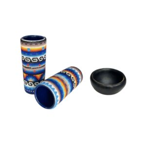 PAR DE TEQUILEROS HUICHOL CON JÍCARA DE BARRO NEGRO