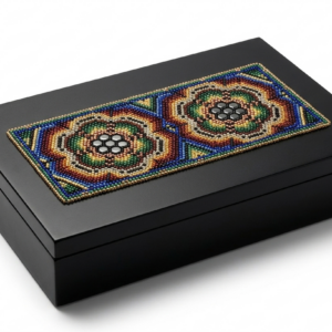 Caja dominó de madera negra con tapa decorada en arte huichol de chaquira colorida, diseño Wixárika.