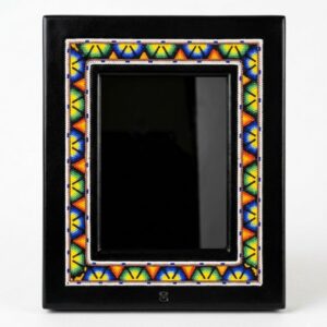 Marco negro con arte Huichol de chaquira, decoración mexicana moderna marca Olinaplata.