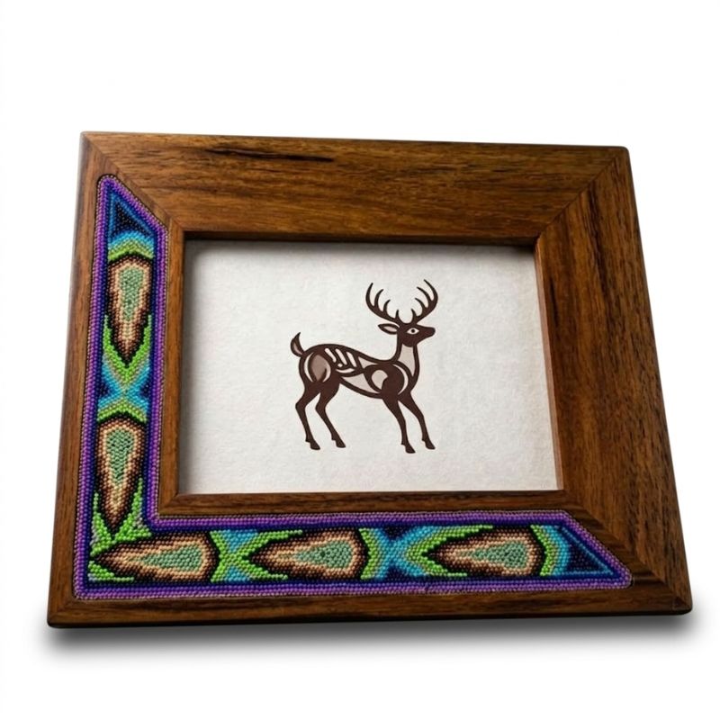 Portarretrato de madera de Tzalam con arte Huichol de cuentas, marca Olinaplata, artesanía mexicana de lujo.