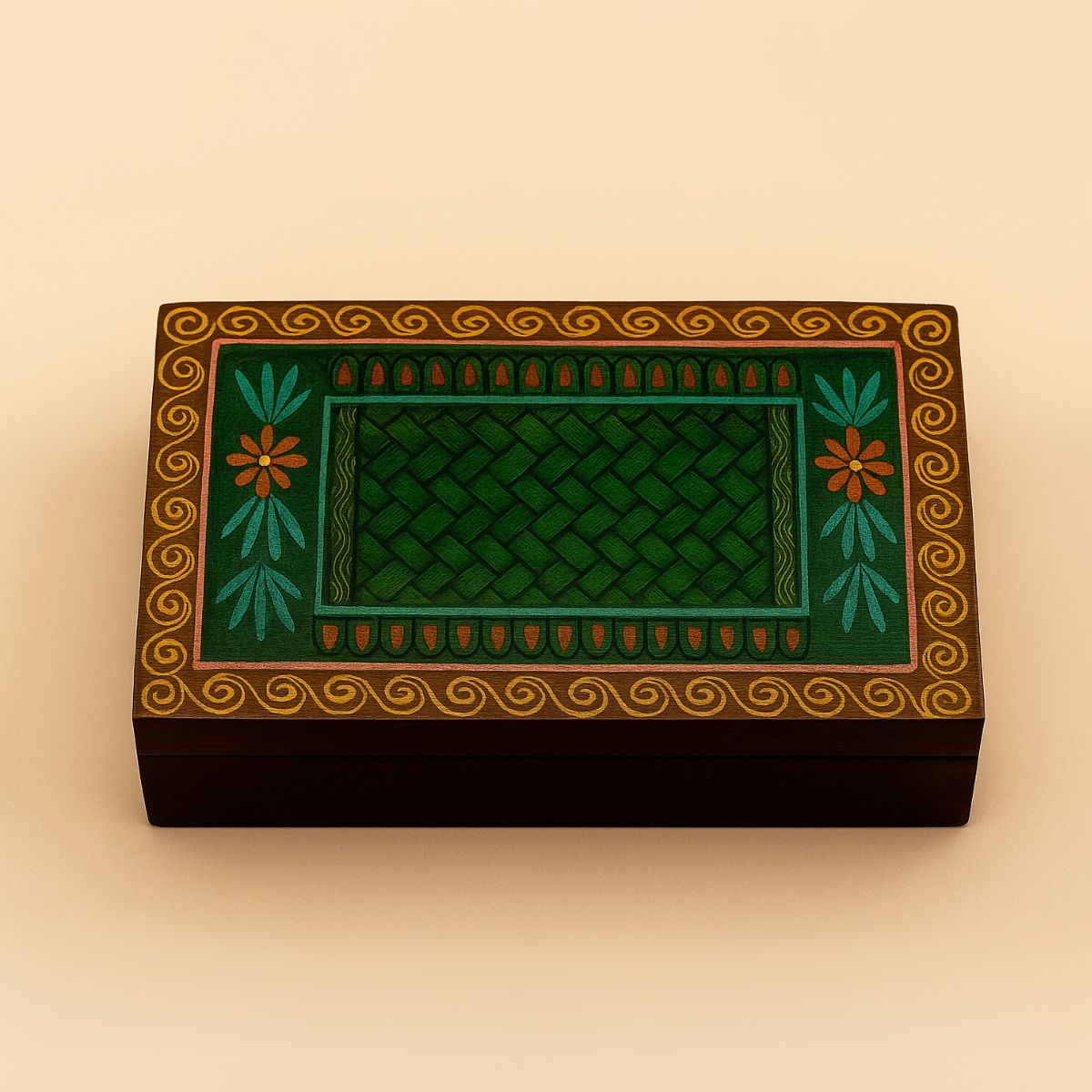 Caja de madera con tapa pintada a mano con técnica alebrije por artesanos de Tilcajete, Oaxaca.