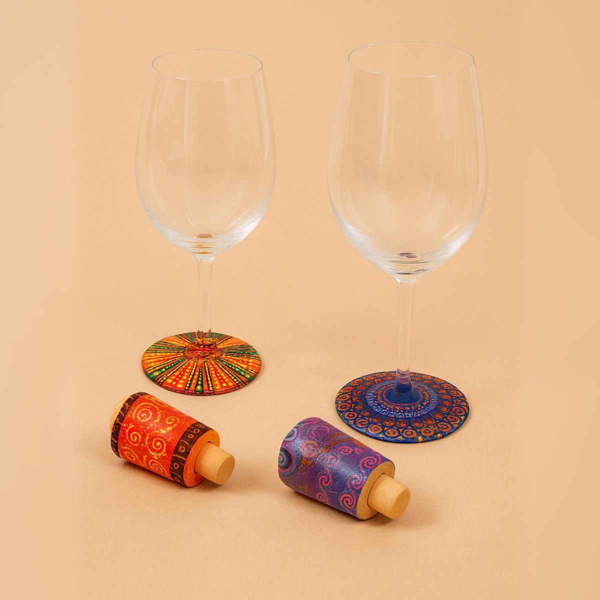 Set de copas y tapón pintados a mano con técnica Alebrije por artesanos mexicanos de Tilcajete, Oaxaca.