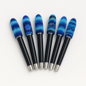 Bolígrafo con tapa que tiene aplicación huichol.